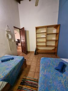 sypialnia z 2 łóżkami i półką na książki w obiekcie Samara Dive School w mieście Sámara