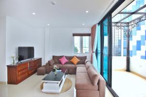 uma sala de estar com um sofá e uma mesa em Amor home III em Hanói