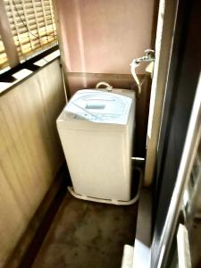 y baño pequeño con lavadora. en Shibuya Honmachi Hana House, en Tokio