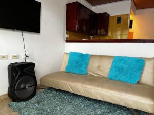 un soggiorno con divano e TV a schermo piatto di Golden House II a Valledupar