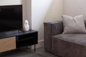 Televízia a/alebo spoločenská miestnosť v ubytovaní MAC Middle Park by Melbourne Apartment Collection
