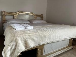 un letto con due asciugamani sopra di Golden House II a Valledupar
