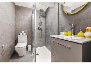 ロンドンにあるEnergizing Getaway: Newly Renovated 2 BR Flatのバスルーム(トイレ、洗面台、シャワー付)