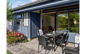 y un patio con mesa de comedor y sillas. en Lovely Home In Gjern With Wifi, en Gjern