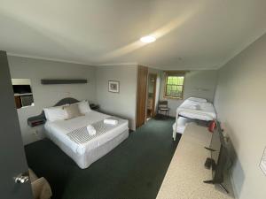 Postel nebo postele na pokoji v ubytování Bridport Bay Inn