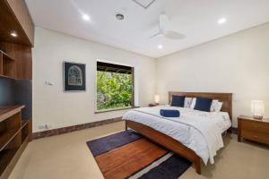 a bedroom with a large bed and a window at Summer House in Wentworth Falls
