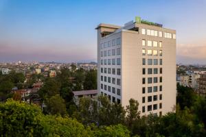 加德满都Holiday Inn Express Kathmandu Naxal by IHG的城市前面的一座高大的白色建筑