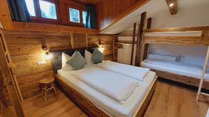 Postel nebo postele na pokoji v ubytování Alpenchalet Almrose