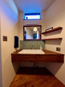 W łazience znajduje się umywalka i lustro. w obiekcie 極楽寺邸 - Gokurakuji House w mieście Kamakura