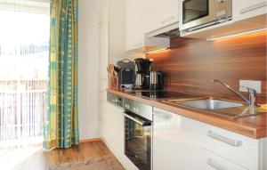 - une cuisine avec un évier et un comptoir dans l'établissement 2 Bedroom Cozy Apartment In Flachau, à Flachau