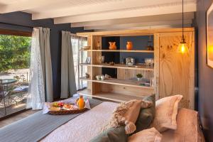 een woonkamer met een bank en een tafel bij Callihue Lodge in Santa Cruz