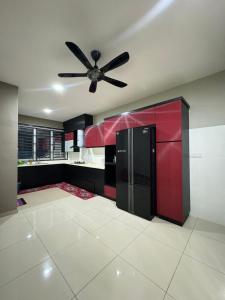 Køkken eller tekøkken på Alyssa Sofea Homestay Kluang + 10 billeder