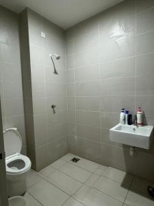 Et badeværelse på Alyssa Sofea Homestay Kluang