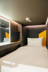 Capsule Transit Sleep Lounge KLIA T1 - Landside في سيبانغ: سرير كبير في غرفة مع نافذة