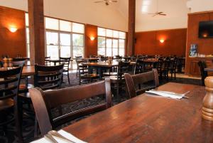 uma sala de jantar cheia de mesas e cadeiras em The Gidgee Inn em Cloncurry
