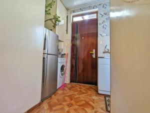uma cozinha com um frigorífico e uma máquina de lavar e secar roupa em Paata's Guesthouse em Borjomi