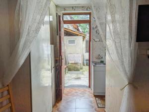 um corredor com uma porta que conduz a uma cozinha em Paata's Guesthouse em Borjomi