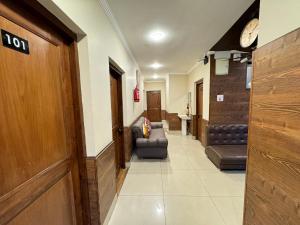 een hal van een ziekenhuis met stoelen en een wachtkamer bij Hotel Jafson Accommodates in Srinagar