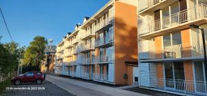 un'auto rossa parcheggiata davanti a un edificio di Departamento en Pucón a Pucón