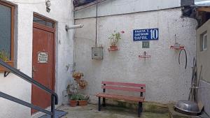 um banco vermelho sentado em frente a um edifício em Paata's Guesthouse em Borjomi