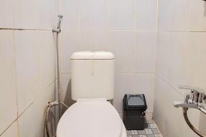 baño con aseo y cubo de basura en Handira Homestay Syariah Padang RedPartner en Duku