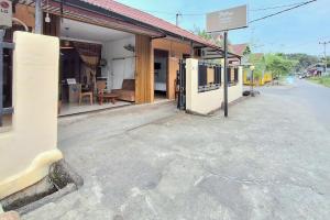 Duku的住宿－Handira Homestay Syariah Padang RedPartner，大楼前空的街道