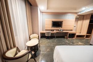 Taman Prakerti Bhuana Hotel的电视和/或娱乐中心