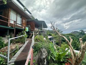 una casa con una escalera de madera que conduce a ella en Hilltop view - Phi Phi en Islas Phi Phi
