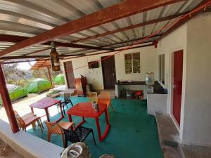 Posezení v ubytování Coffee Street Homestay Sakleshpur