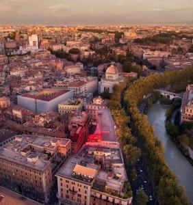 uma vista aérea de uma cidade com um rio e edifícios em citizenM Rome Isola Tiberina em Roma