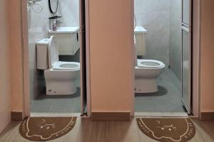 - une salle de bains avec 2 toilettes dans une chambre dans l'établissement Shmawai Homestay Kota Tinggi, à Kota Tinggi