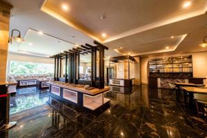 Taman Prakerti Bhuana Hotel的厨房或小厨房