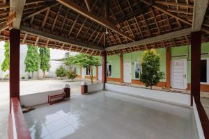 um quarto grande com um piso grande e um telhado em RedDoorz Syariah near Institut Darmajaya Lampung em Bandar Lampung