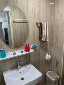 ein Badezimmer mit einem Waschbecken, einem Spiegel und einem WC in der Unterkunft My Home in Patong Beach