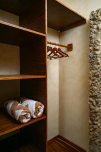 un vestidor con estanterías de madera y toallas en Mero Mero Hotel, en El Cuyo