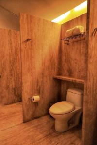 メキシコシティにあるThe most epic flat in town!の部屋にある白いトイレ付きのバスルーム