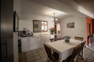 Η κουζίνα ή μικρή κουζίνα στο Broadway Tygervalley House