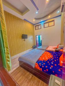 een slaapkamer met een groot bed in een kamer bij Hoàng Sơn's Home in Can Tho