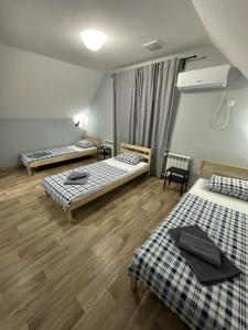 سرير أو أسرّة في غرفة في Гостевой Отель-125