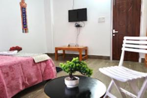 達旺鎮的住宿－Hotel Comfy Stay Tawang，客厅配有沙发和桌子