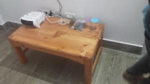 una mesa de madera con un teléfono encima. en Hotel Comfy Stay Tawang en Tawang