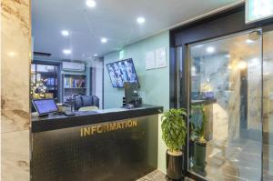una oficina con escritorio y ordenador portátil. en On & Off Hotel Bupyeong en Incheon