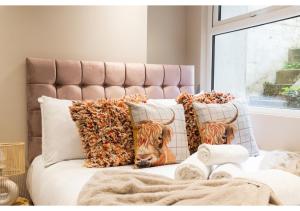 ロンドンにあるSerene Bliss: Perfect Studio For 2のベッド1台(上に枕2つ付)