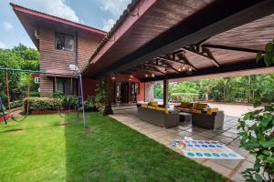 O grădină în afara StayVista's Woodstone Villa - Mountain Retreat with Heated Pool & Activities