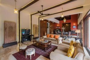 O zonă de relaxare la StayVista's Woodstone Villa - Mountain Retreat with Heated Pool & Activities