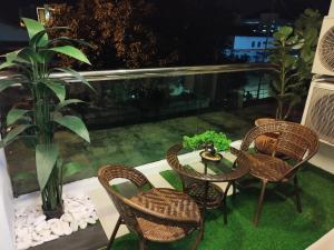een patio met stoelen en een tafel en een potplant bij Kinta Riverfront Ipoh - Laaman Homestay in Ipoh
