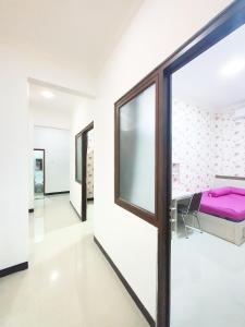 a bedroom with a bed and a window at Kos Harian Wisma Selma Garuda in Kejayan