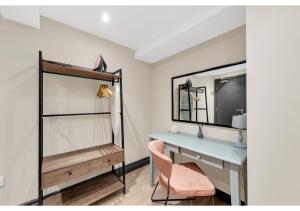 a bedroom with a desk and a mirror at Experience Local: Quaint Studio in Cental Location in London