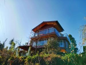 une maison à flanc de colline dans l'établissement Fairmont cottage Mukteshwar, à Mukteswar 80 autres photos