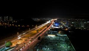 - Vistas a la ciudad por la noche con luces en Américas Barra Hotel en Río de Janeiro